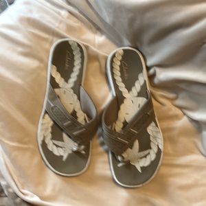 Clarks flip flops